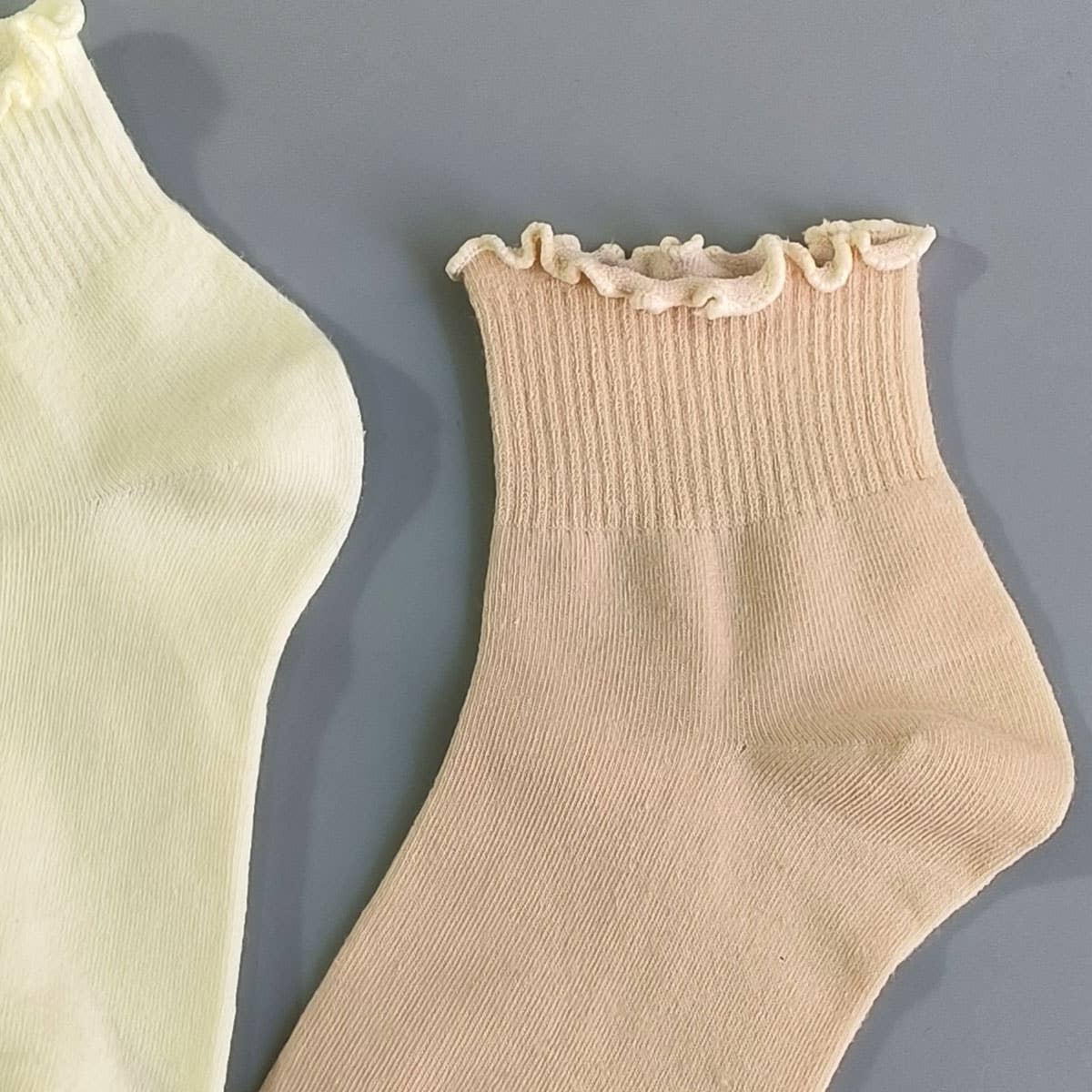 SOLID COLOR RUFFLE ANKLE SOCKS